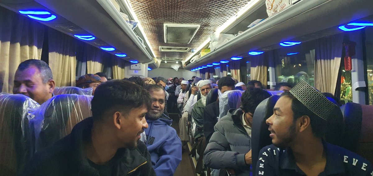 بفضل الله تم تسيير حافلتين للعمرة لعدد (98) معتمراً من الجاليات.
إحداهما تكفّل بها فاعل خير عن والده شفاه الله.
98 معتمراً يرفعون أيديهم بالدعاء في الحرم… فكم من دعوة صادقة ستبلغه، وكم من أجر سيكتب لهما.
نسأل الله أن يتقبل منهم، وأن يلبس والده لباس الصحة والعافية.