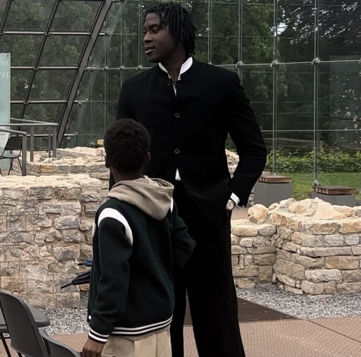 Kulturlesite_'s tweet photo. Quand Damso reçoit un message de son fils qui veut faire une chanson avec lui.. 🥹

🗣️ « Ah la vie.. est imprévisible.

Ça faisait longtemps que je ne m’étais pas senti ému » https://t.co/SwCUdn6q7H