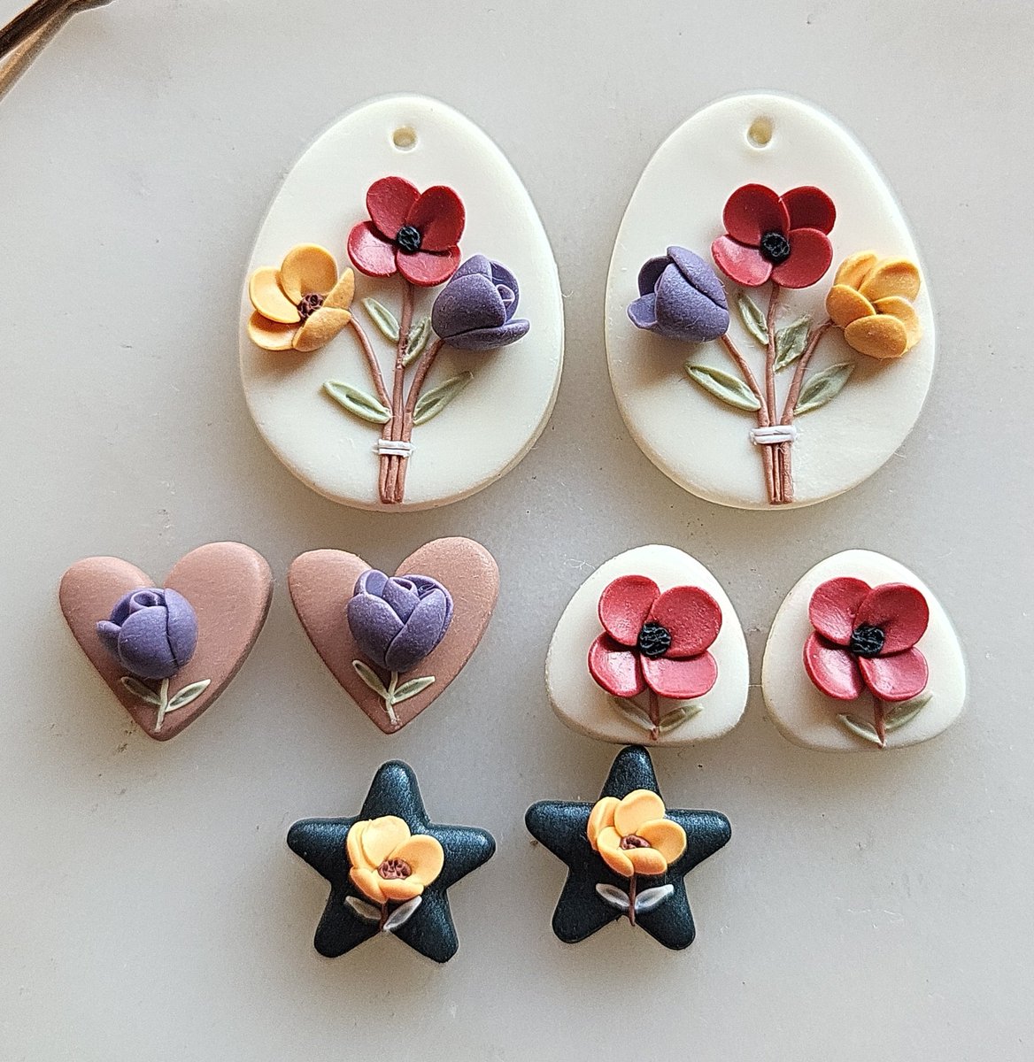 NoomCottageClay's tweet photo. 🌞 The sunshine today gave me all the spring vibes, so I started playing around with some floral designs. I originally planned to make just one pair, but somehow it turned into both dangle version and little stud version too. https://t.co/SjpL44uzGl