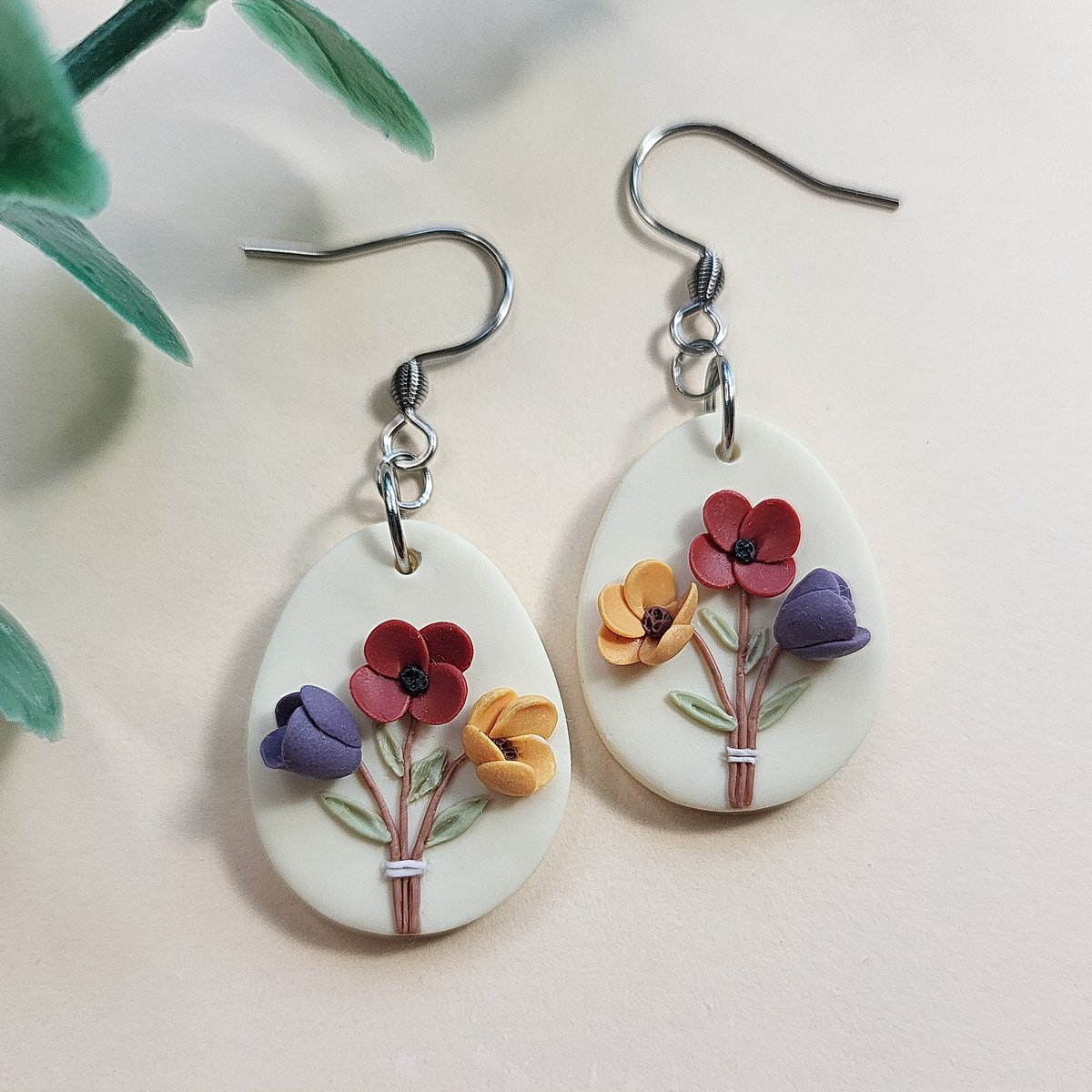 NoomCottageClay's tweet photo. 🌞 The sunshine today gave me all the spring vibes, so I started playing around with some floral designs. I originally planned to make just one pair, but somehow it turned into both dangle version and little stud version too. https://t.co/SjpL44uzGl