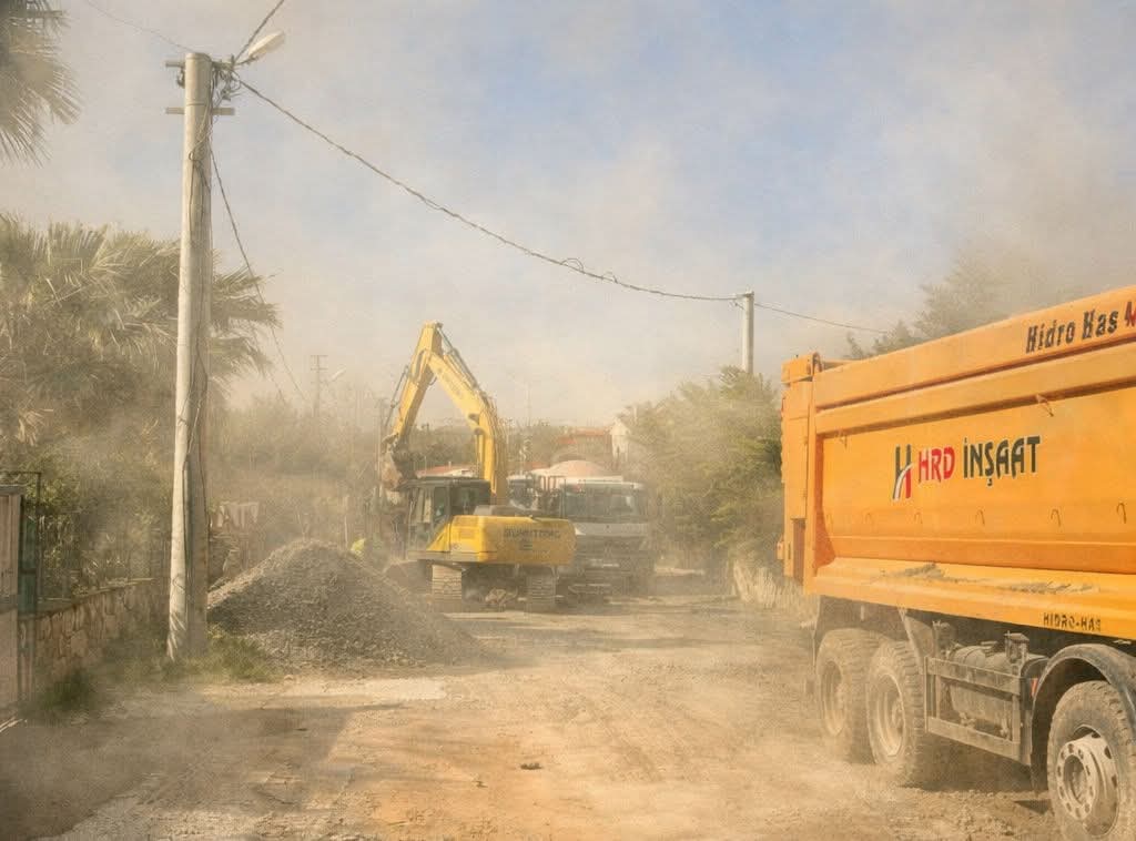 MÜZREKİ SOKAKTA BİR 
ASFALT HİKAYESİ
Eski Datça Müzreki Sokak’ta yaşayanlar günlerdir mesaj ve fotoğraf gönderiyor.
Sokakta altyapı çalışmaları bitmiş ama 10 günden fazla asfalt bekleniyormuş.
Belediyeye defalarca sormuşlar. Net cevap alamamışlar.
Sonunda dönüp bize yazdılar.