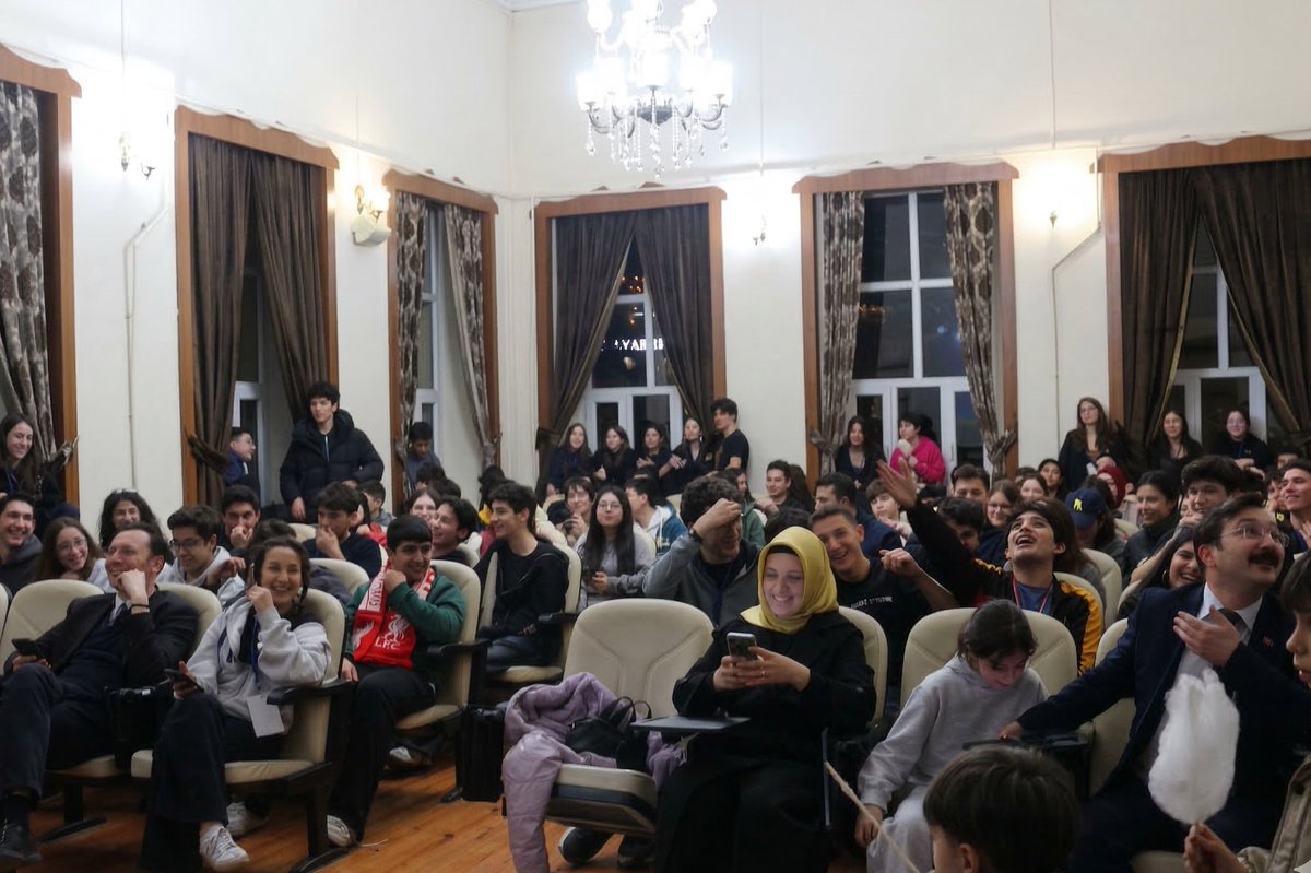 asirlikokullar's tweet photo. Asırlık Okullar Vakfı olarak, 1850 yılından bu yana köklü eğitim geleneğini sürdüren Cağaloğlu Anadolu Lisesi’nde öğrencilerimizle Ramazan ayının bereketini paylaştığımız anlamlı bir iftar programında bir araya geldik. Bu güzel akşamda öğrencilerimizle aynı sofrayı paylaşmak ve Ramazan’ın birlik ve dayanışma ruhunu birlikte yaşamak bizler için çok kıymetliydi.

Programın ardından öğrencilerimizle birlikte Kahoot yarışması düzenledik. Oldukça keyifli geçen yarışmada ilk 5’e giren öğrencilerimiz hediyeler kazandılar.

Bu güzel akşamda bizlerle birlikte olan Cağaloğlu Anadolu Lisesi Müdürü Sayın Gökhan Karataş’a, idarecilerimize, kıymetli öğretmenlerimize ve sevgili öğrencilerimize teşekkür ederiz.

Asırlık gelenek, aydınlık gelecek. 🌙