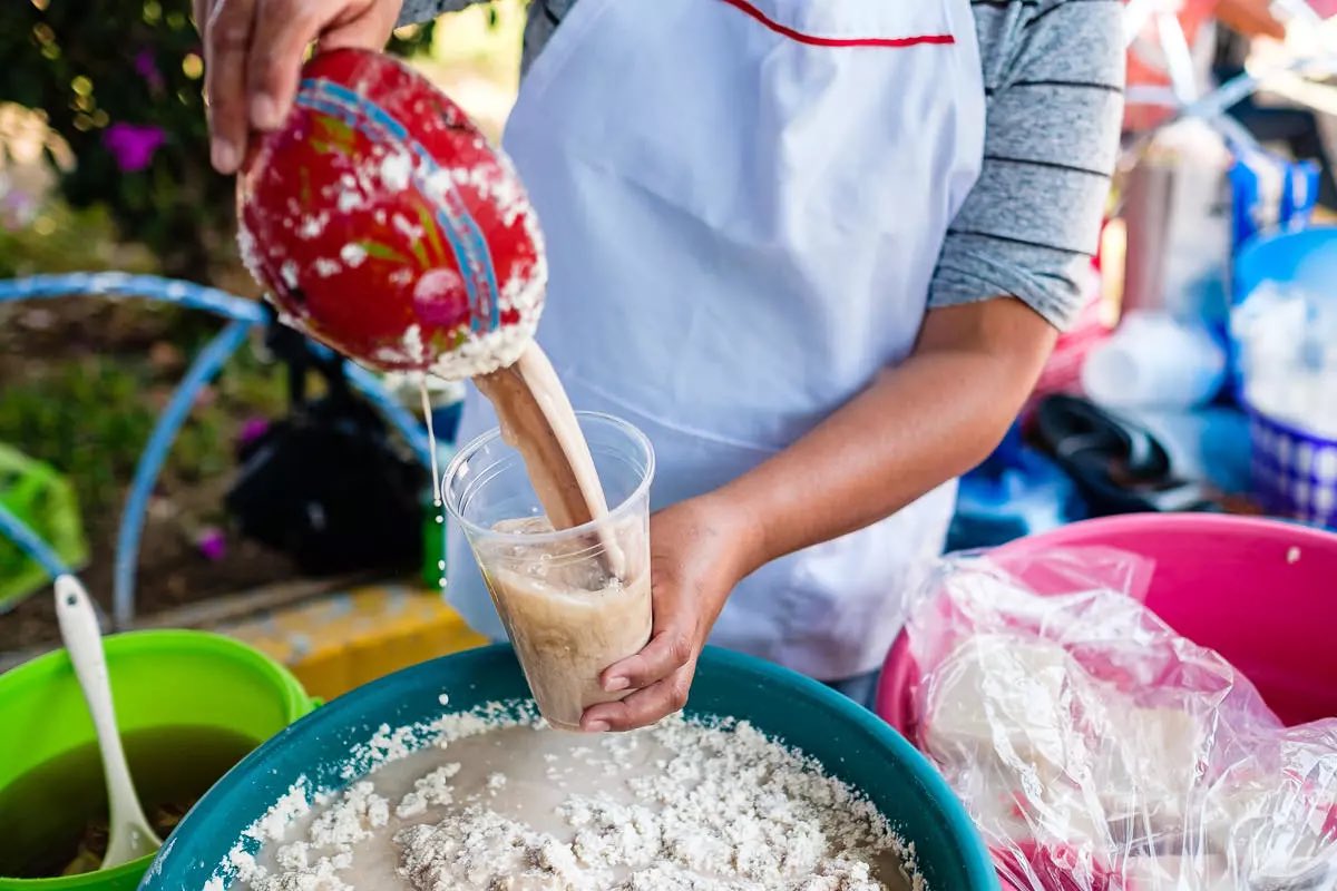 TrezTravel's tweet photo. 🥥🌽✨ A drink that looks like a cloud… but tastes like history
The Tejate is made from a unique blend of corn, cacao, mamey seed, and cacao flower.
When it’s mixed, it creates a natural foam that makes it truly unmistakable.
#Tejate #AncestralFlavors #OaxacaCuisine #Oaxaca https://t.co/QYI2990rZc