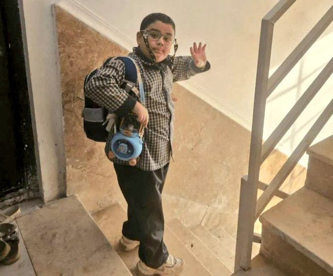 Menino acenando para a mãe antes de morrer em ataque dos EUA e Israel a escola no Irã. 

O “combate ao terrorismo” dos estados unidos é isso aqui. Quem defende que os Estados Unidos ataquem o Brasil pra combater terrorismo está defendendo que eles joguem míssil em escola, em