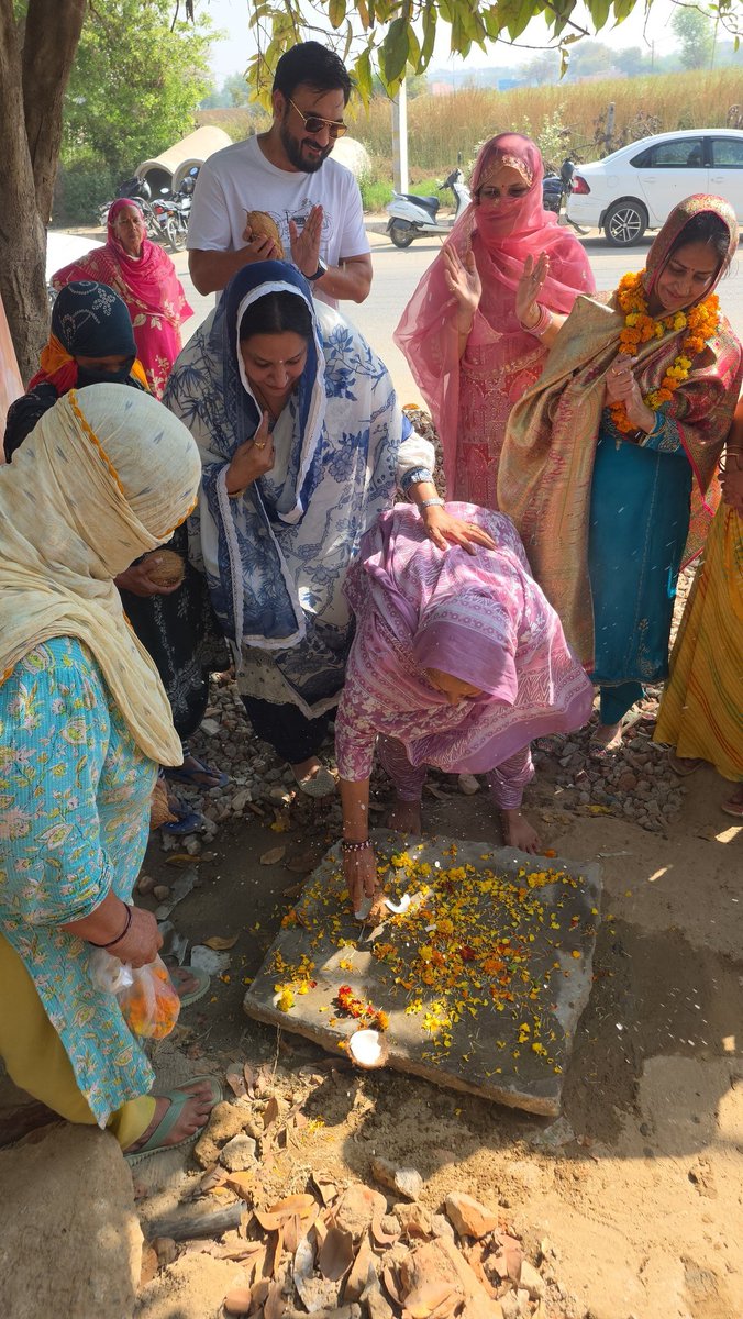 NeelamS_BJP's tweet photo. आज दिचाऊँ एक्सटेंशन में विकास कार्यों का शुभारंभ किया गया।

 इस अवसर पर स्थानीय निगम पार्षद श्रीमती @gupta_rekha जी भी साथ रहीं।

इस गली में सीवर, गैस की पाइपलाइन, नाली निर्माण एवं सड़क निर्माण जैसे महत्वपूर्ण विकास कार्य एक साथ संपन्न किए जाएंगे, जिससे क्षेत्रवासियों को बेहतर सुविधाएँ प्राप्त होंगी।

#DevelopmentWork #NeelamKrishanPehlawan #NajafgarhVidhansabha