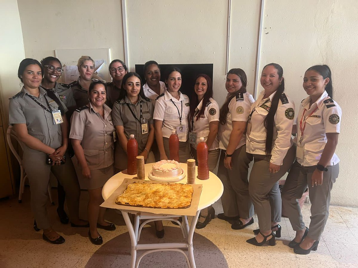 Festejan el día de la mujer las aduaneras agramontinas.
Un emotivo homenaje les realizaron los caballeros a las mujeres de #AduanaCamagüey.
