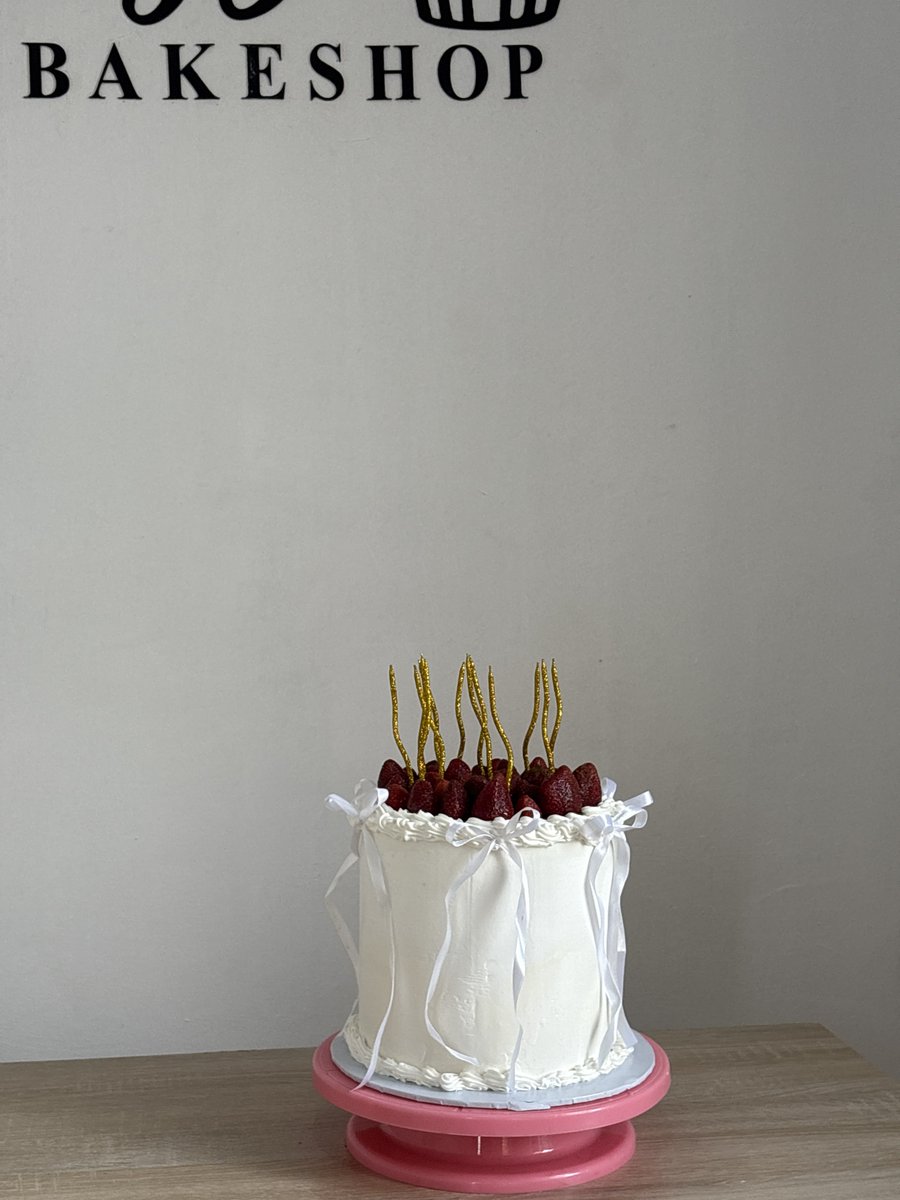 I almost didn’t share these because I felt like Twitter was hiding me 😅… but these cakes deserve the spotlight anyway!