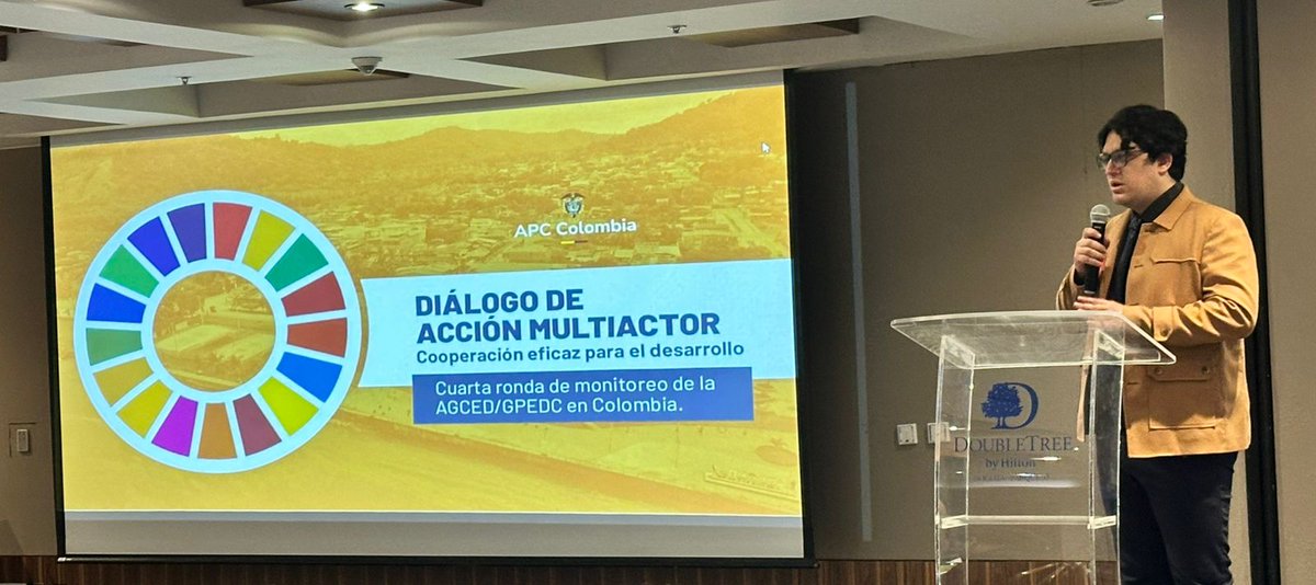 APCColombia's tweet photo. El encuentro permitió analizar los datos del monitoreo global y abrir un diálogo entre actores para identificar avances, retos y oportunidades que fortalezcan la coordinación, mejoren la toma de decisiones y orienten la cooperación hacia resultados concretos para las comunidades. https://t.co/e8VIM6eLXh