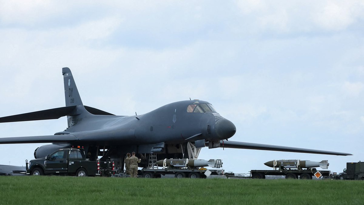 Taoqeersial's tweet image. کیا اس خبر میں کوئی صداقت ہے ؟
ایران پر جاری امریکی و اسرائیلی
حملوں کے دوران برطانیہ کی رائل ائیرفورس بیس فیئرفورڈ پر امریکی بی 1 بمبار طیاروں میں گولہ بارود لوڈ کیا جارہا ہے۔
Geo News.
#Iran #usa #warr #uk