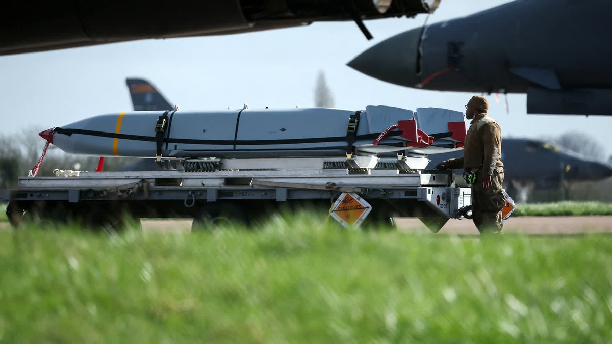 Taoqeersial's tweet image. کیا اس خبر میں کوئی صداقت ہے ؟
ایران پر جاری امریکی و اسرائیلی
حملوں کے دوران برطانیہ کی رائل ائیرفورس بیس فیئرفورڈ پر امریکی بی 1 بمبار طیاروں میں گولہ بارود لوڈ کیا جارہا ہے۔
Geo News.
#Iran #usa #warr #uk