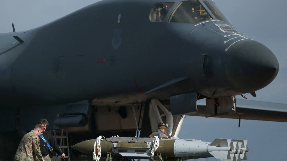 Taoqeersial's tweet image. کیا اس خبر میں کوئی صداقت ہے ؟
ایران پر جاری امریکی و اسرائیلی
حملوں کے دوران برطانیہ کی رائل ائیرفورس بیس فیئرفورڈ پر امریکی بی 1 بمبار طیاروں میں گولہ بارود لوڈ کیا جارہا ہے۔
Geo News.
#Iran #usa #warr #uk