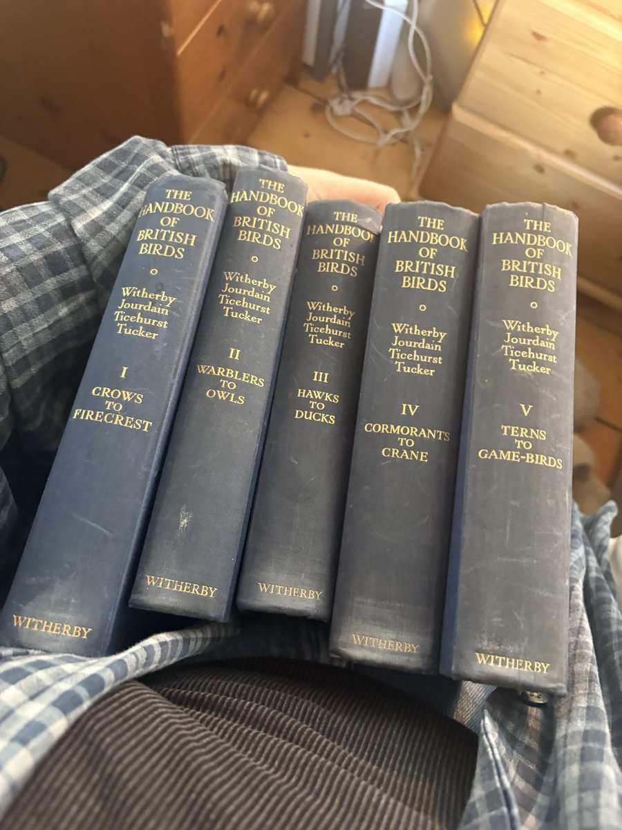 millierosek's tweet photo. struck charity shop gold today with these five volumes of british birds handbook originally published 1938 for £4 each 🫣 https://t.co/vsUBulmMgm