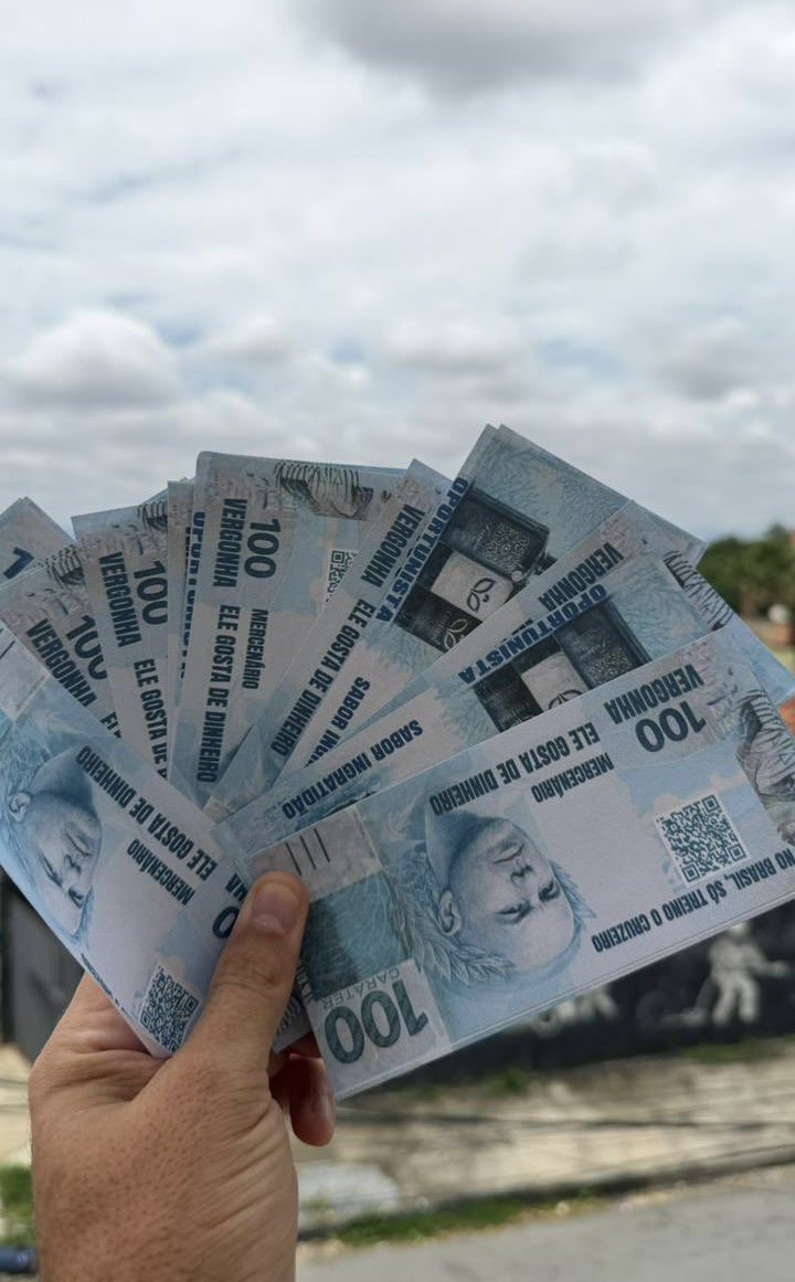 ⚠️ Torcedores do Cruzeiro fizeram 6 mil cédulas falsas de R$ 100 com o rosto de Leonardo Jardim, técnico do Flamengo, e vão distribuir no Maracanã no jogo de hoje.

"100 vergonha. 100 caráter. Mercenário. Ele gosta de dinheiro."

🗞️ | 📸 <a href="/geglobo/">ge</a> <a href="/novaesrocha1/">Pedro Rocha</a>