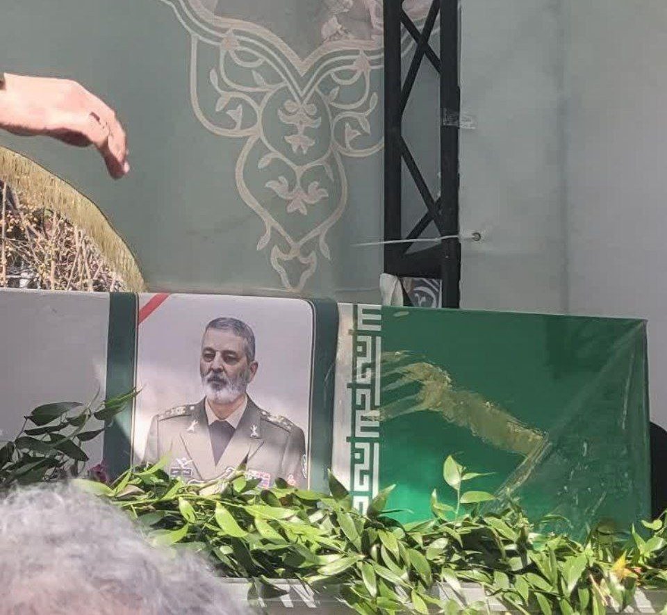 بدرود آقا سیدعبدالرحیم،
بدرود سرباز وطن،
تلاش‌های تو در این چند ماه باعث شد شرورترین و جنایتکارترین اهریمنان تاریخ هنوز نتوانسته باشند خاک ایران ما را به توبره بکشند.
نامت در کنار همه مدافعان تاریخ وطن جاودانه خواهد شد.