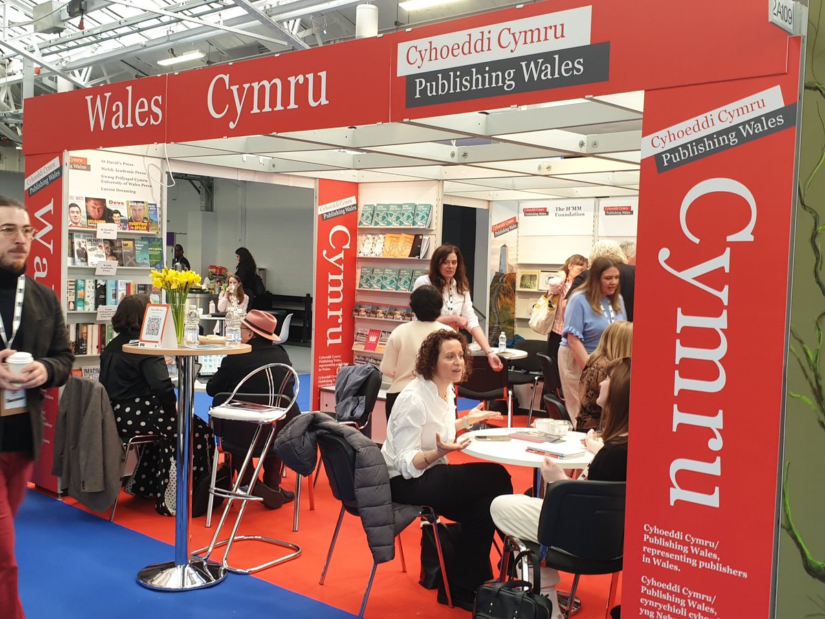 PublishingWales's tweet photo. Dyma ni, yn dathlu 5 mlynedd yn Ffair 📚 Llundain gyda'n stondin fwyaf hyd yn hyn. Dewch draw am wledd o lyfrau Cymreig gan dros 20 o gyhoeddwyr 🏴󠁧󠁢󠁷󠁬󠁳󠁿

Celebrating our 5th year @LondonBookFair where we promote the best of Welsh publishing to the world, thanks to @WelshGovernment https://t.co/IRvp0PctZJ