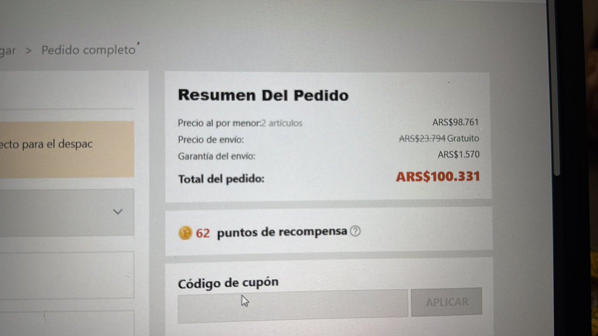 Camicami1432's tweet photo. @Milodzzz Holis alguien me ayuda con esto? No entiendo por qué me sale un precio aproximado de $11.851 con el descuento. Y cuando le doy a “pagar ahora” me queda todo en $100.331 como en la segunda foto, y se me borra el descuento. 

Alguien me explica por fa? Nunca compre en Shein 🙏 https://t.co/UHr35bLp54