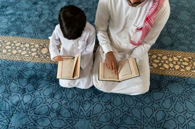 abusanad2030's tweet photo. ⚘️أجمل مشهد:
أبٌ يجلس مع ابنه يراجعان القرآن معًا؛ الأبُ يُعلّم ويصحّح، والولد يقرأ ويتعلّم، ففيه أجر المكوث في المسجد، وأجر تلاوة القرآن وتعليمه، وأجر تربية الولد الصالح. 
هكذا تُبنى الأجيال، وهكذا تُغرس محبّة القرآن في القلوب منذ الصغر.
#قرآن #رمضان #ليله_23 #يوم_العلم https://t.co/8QvaFdCMgL