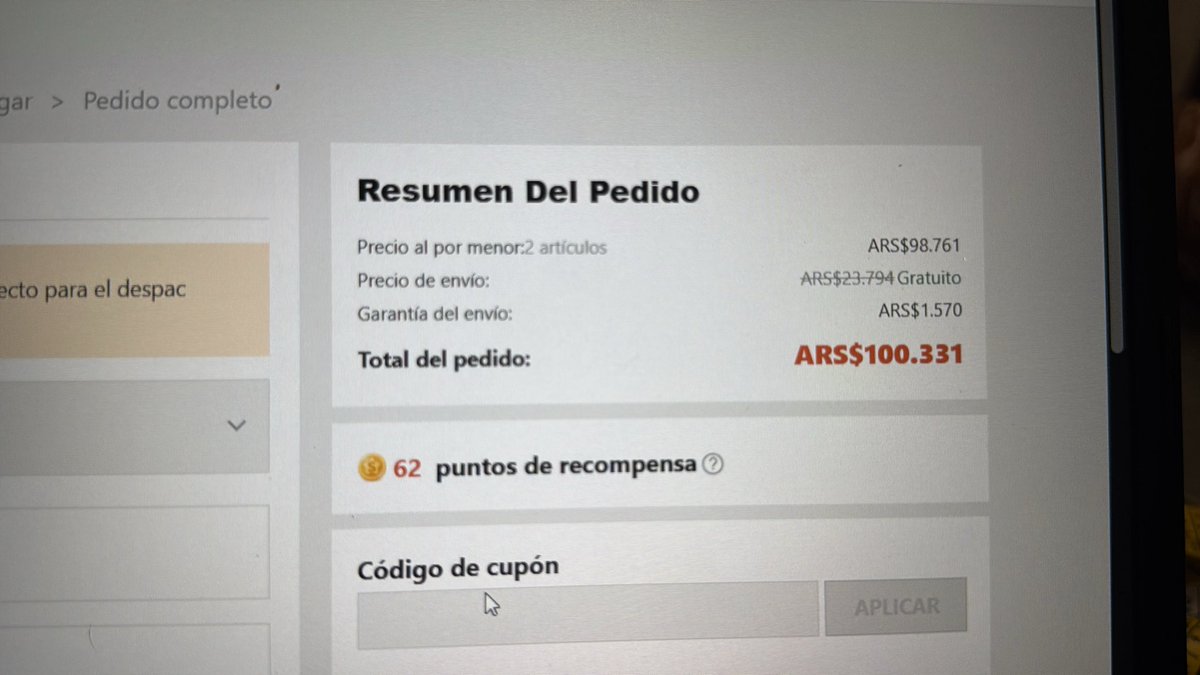 Camicami1432's tweet photo. @thiagott89 Holis alguien me ayuda con esto? No entiendo por qué me sale un precio aproximado de $11.851 con el descuento. Y cuando le doy a “pagar ahora” me queda todo en $100.331 como en la segunda foto, y se me borra el descuento. 

Alguien me explica por fa? Nunca compre en Shein 🙏 https://t.co/AMsLrR7dMc