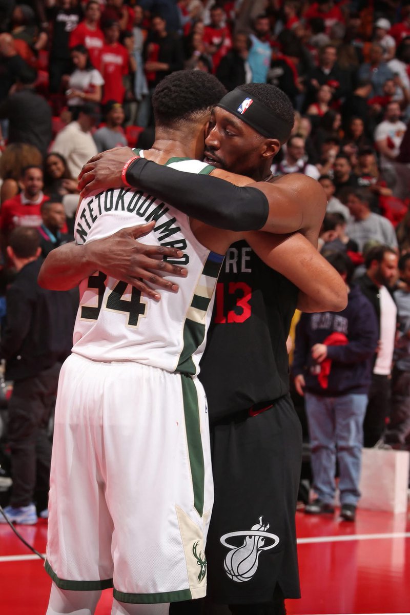PasionBasketNBA's tweet photo. Giannis Antetokounmpo habla de los 83 puntos de Bam Adebayo: 

"No importa cómo llegues ahí. Dentro de 30 años, nadie recordará cuántos tiros libres metió. No creo recordar cuántos tiros hizo Kobe, ni cuántos tiros libres encestó, ni cuántos triples anotó. Solo recuerdas 81. Wilt, 100. Así que, al final, metió 83 puntos".
