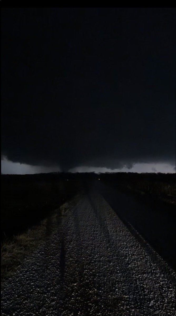 ZachAlbersonWX's tweet photo. 2 photos of the tornadoes that touched down in northwest Indiana at approximately 8:59 pm EDT.
We were about a mile south of it
#inwx #weather https://t.co/Xxh3gtYmY5