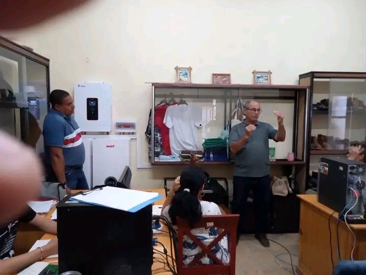 El uso de modernas tecnologías implica preparación y eso hace #Hoy el #FCBCuba #VillaClaraConTodos, superando a los trabajadores para un mejor uso de la energía generada por el sistema fotovoltaico.
#AuténticaDiferencia
<a href="/CubaEsCultura/">MinCult - Cuba</a> 
<a href="/DPCulturaVC/">Dirección Provincial de Cultura Villa Clara</a> 
<a href="/CubaFCBC/">Fondo Cubano de Bienes Culturales</a>