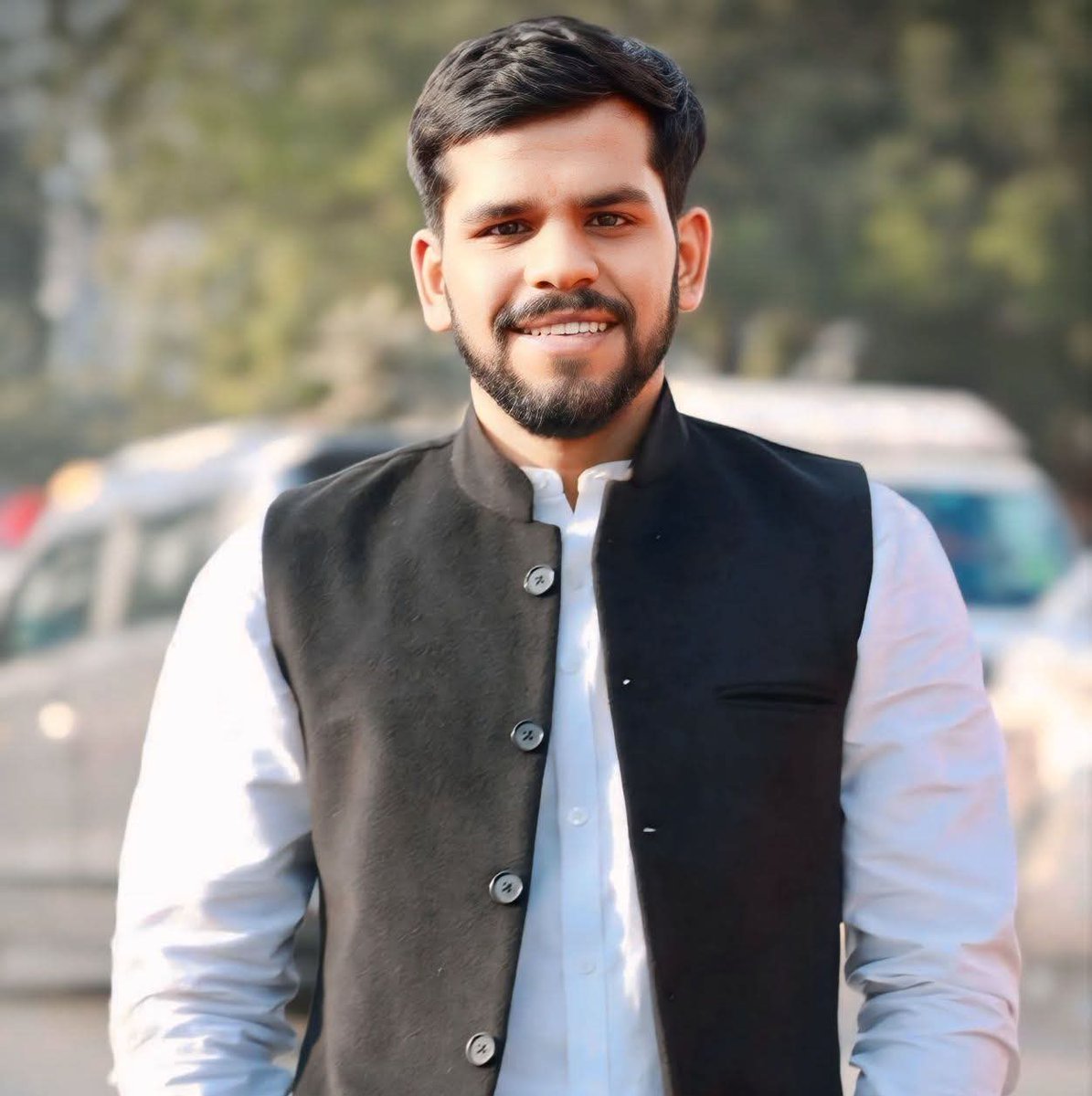 IYC's tweet photo. सत्यमेव जयते 🇮🇳

आज IYC के बब्बर शेर- दिव्यांश गिरधर, भूदेव शर्मा एवं कुबेर मीणा तिहाड़ जेल से रिहा हो रहे है। ये वही बब्बर शेर है जिन्होंने दिल्ली के AI Summit में देश विरोधी ट्रेड डील के खिलाफ आवाज़ उठाई और ‘Compromised’ प्रधानमंत्री को खुली चुनौती दी।

लड़ाई जारी रहेगी 💪🏻💯 https://t.co/5ZYCluC0Bv