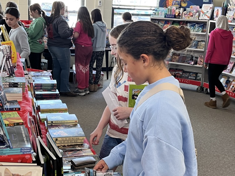 DLBeckwithMS's tweet photo. Students were excited about the Book Fair! There are still a couple more days left for students to visit and purchase books. https://t.co/dDcNwsdar0