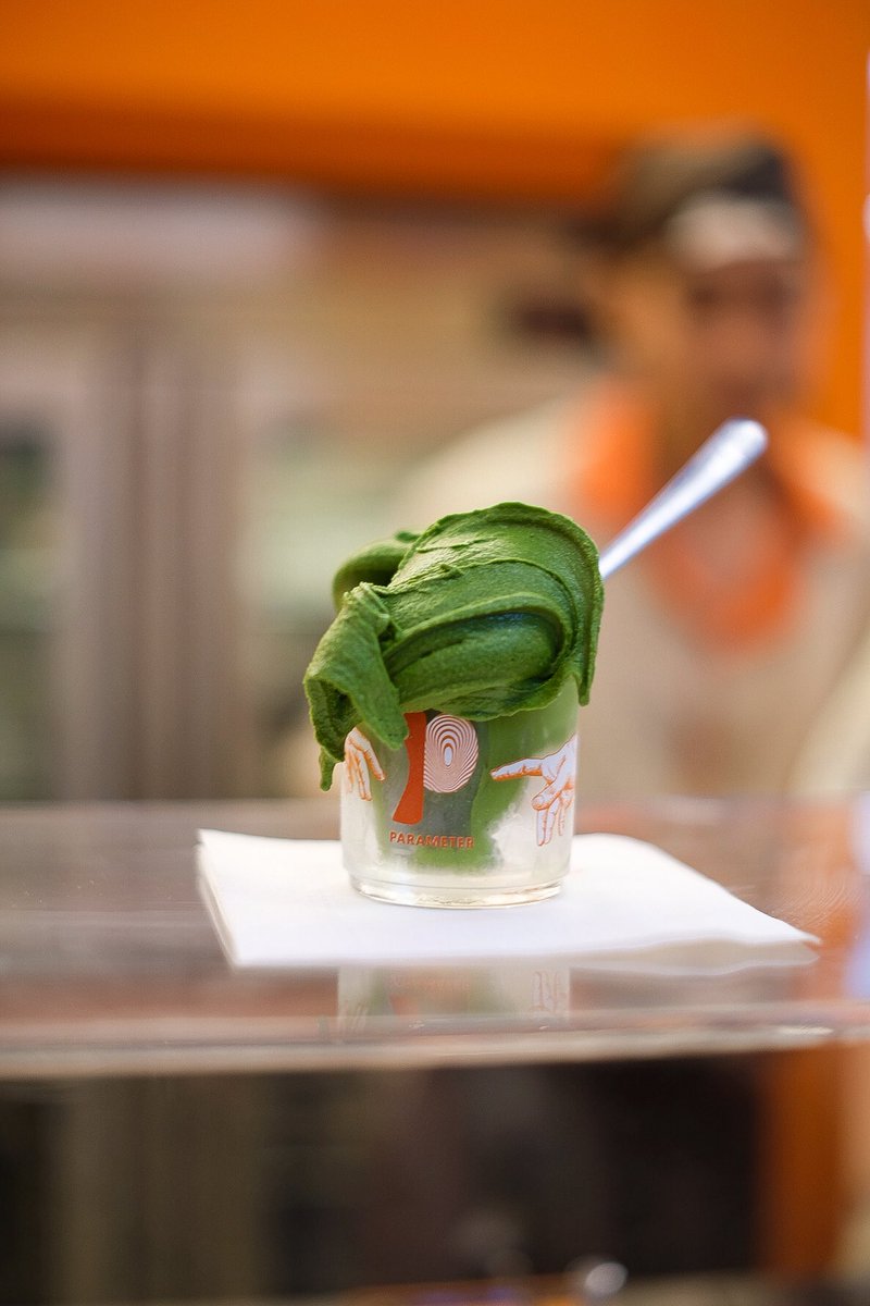 IbzPs's tweet photo. ไอศครีมเจลาโต้เปิดใหม่ร้าน parameter ของดีเจ กฤษณ์ ศรีภูมิเศรษฐ์ ที่พารากอนจากเครื่อง เจลาโต้อายุกว่า 100 ปี แบบอิตาเลียนแท้เนื้อไอศครีมเนียน เหนียว หนึบมากๆ อร่อยทั้งพิสตาชิโอ้และชาเขียว ราคา 100-200 บาทครับ #อร่อยบอกต่อ #อร่อยไปแดก #aroii #wongnai #kin24hrs #วงในพาแดก https://t.co/gqxB7iU4rE
