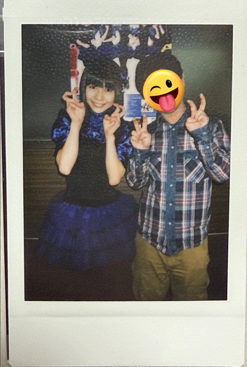 odagirijoy72's tweet photo. limited addictionの衣装、て聞いて、
唯一めいてぃんと撮った2Sチェキがそうだったなと思ったけど、こっちはアルバム衣装でした
ちなみになんでこの指なのかは忘れた笑 https://t.co/4ErUwcrTMx