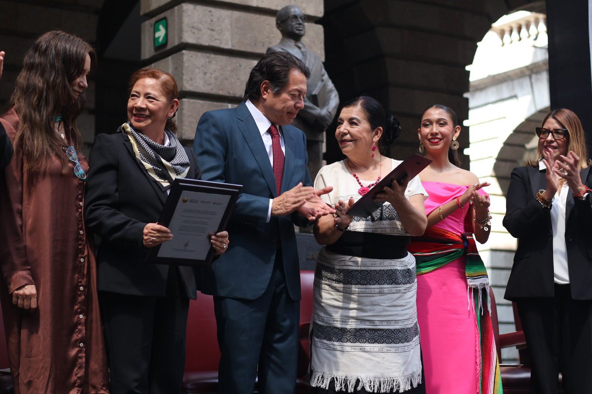 La directora general, Virginia Melgarejo, recibió a nombre de CECyTE Puebla la acreditación como Entidad Certificadora del CONOCER, distinción entregada por el secretario de Educación Pública, Mario Delgado Carrillo.
#PorAmorAPuebla #PensarEnGrande #CECYTEPuebla #HazloEnGrande