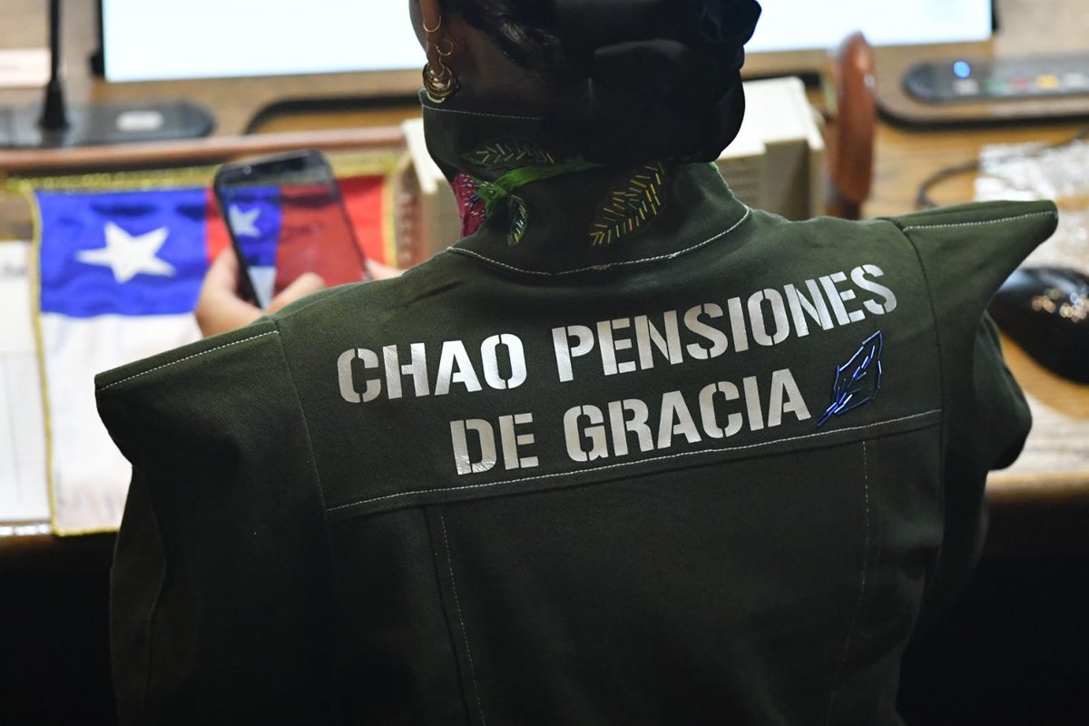 GritondeCurico's tweet photo. Mis cump@s, puedo entender la locura de algunos #políticos, pero cuando piden y exigen #corbata, pero el nivel de vulgaridad en la @Camara_cl se pasan estos #Republicanos @capitanarod #𝗝aviera𝗥odriguez una verguenza. #CambioDeMando #temblor Cecilia Morel #CuentaRegresiva https://t.co/1y331YR0eE