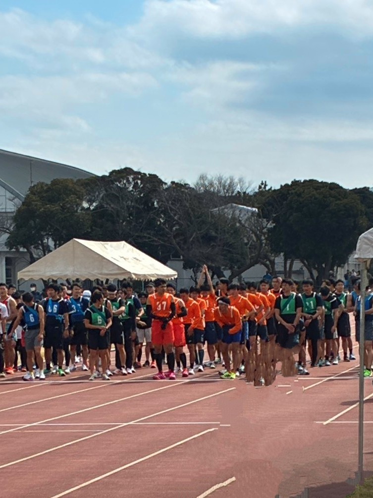 ndachiba's tweet photo. 【 持続走競技会  70期】
令和8年3月6日　
断郊の午後に開催された4学年の #持続走競技会 も応援いたしましたꉂꉂ🫡📣
こちらも駅伝 のようなチーム戦で、チームのための懸命に走る姿はまさに圧巻でした✨👏
 #防衛大学校  #防衛大 #防大  #持久走 https://t.co/0mXH0a1jg4