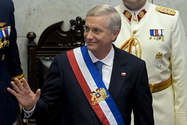 desde_1965's tweet photo. El Presidente José Antonio Kast recibe la banda presidencial durante la ceremonia de cambio de mando en el Congreso Nacional de Valparaíso el 11 de marzo de 2026. https://t.co/Q2ArPcRFSL