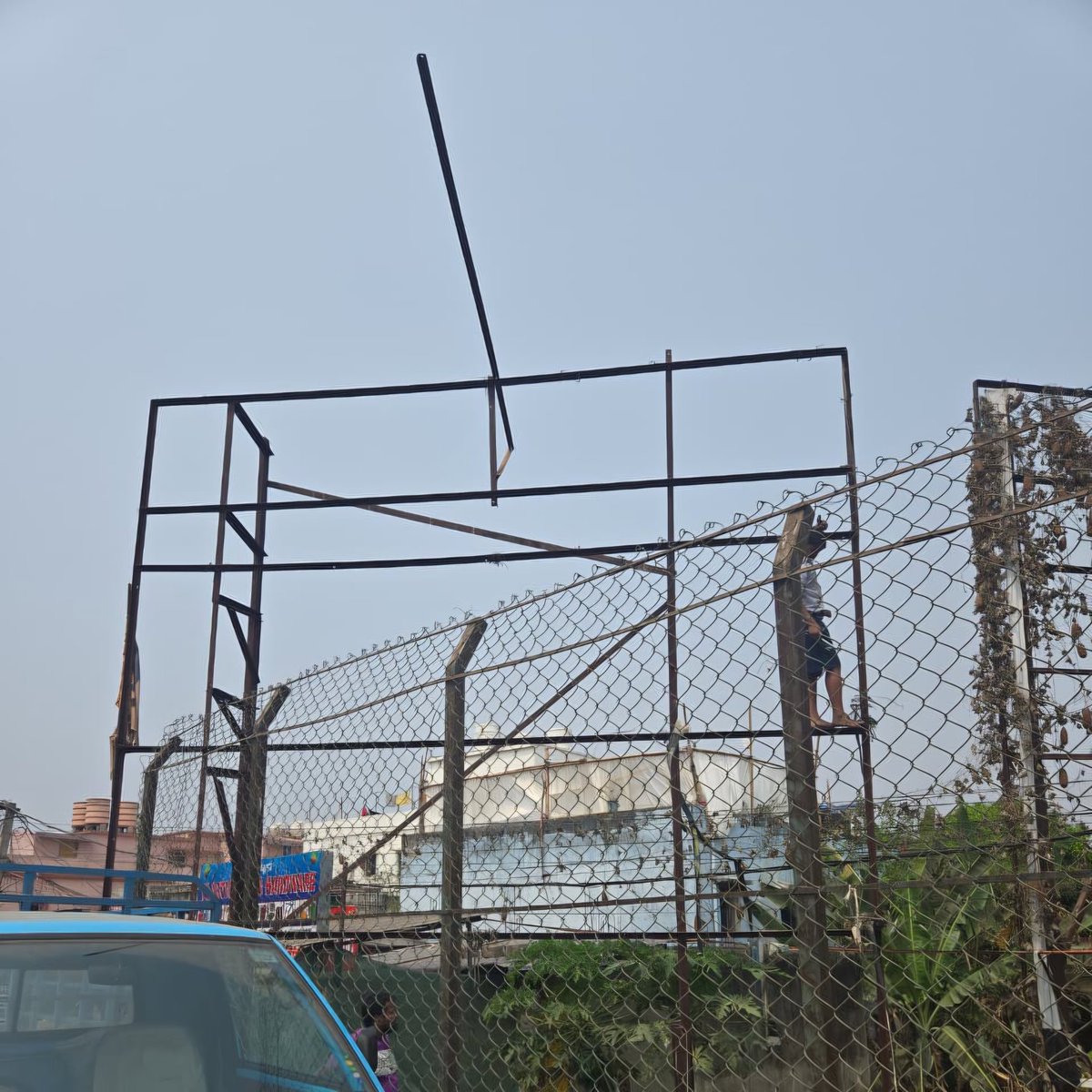 bmcbbsr's tweet image. Maintaining order in public spaces, BMC removed unauthorized hoardings from different locations across the city as part of its ongoing enforcement drive for a cleaner, safer &amp;amp; #SwachhBhubaneswar.
#Bhubaneswar #SafeCity #EnforcementDrive 
@MoHUA_India @IPR_Odisha