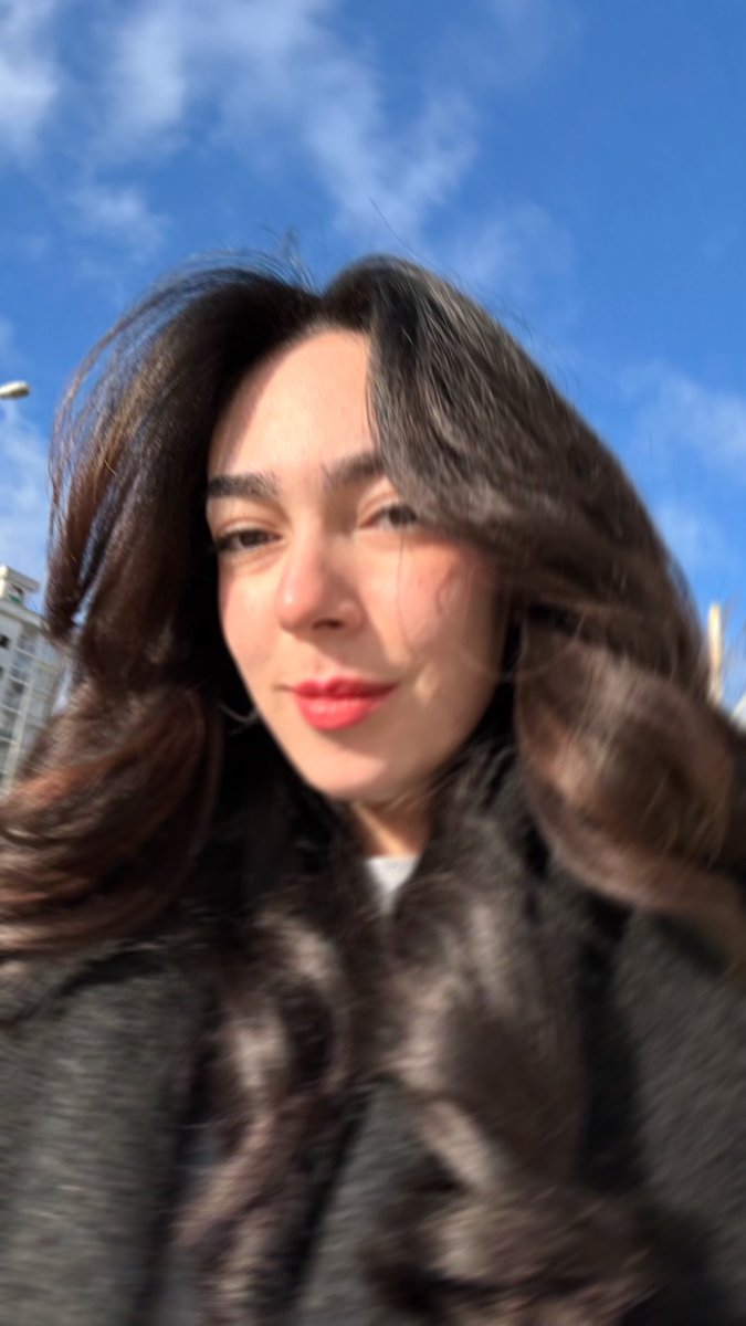 şu saç makyaj olayının görüntüyü bu kadar değiştirmesi 23 yıllık kız olan bana bile tuhaf geliyor