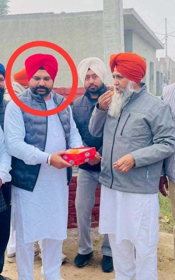 tinder_tv's tweet photo. @DeepakFoji13 @GyaniDhyani @punjab #viral #news  नशा मुक्ति वाले खुद नशा बेचने लगे! हो गई तरक्की, ये झाड़ू पार्टी के पंजाब के कार्यकर्ता है https://t.co/7wPdIJMByH https://t.co/3oAVfGpdbd