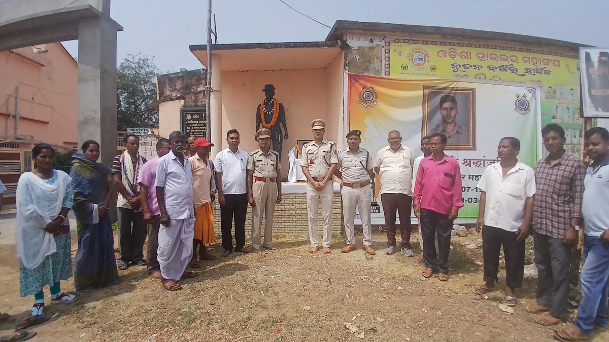 GcBbsr's tweet photo. आज ही के दिन मणिपुर में आतंकिवादियों द्वारा किये गए IED विस्फोट में शहीद हुए सिo कत्रिकेश्वर महापात्र के घर का @gcbbsr के अधिकारियों ने दौरा किया एवं शहीद को श्रद्धांजलि अर्पित की, भाई को सम्मानित किया तथा समस्याओं के बारे में जानकारी ली @crpfindia @CentralZoneCrpf @OdishaSector https://t.co/8BW7MJmEdN
