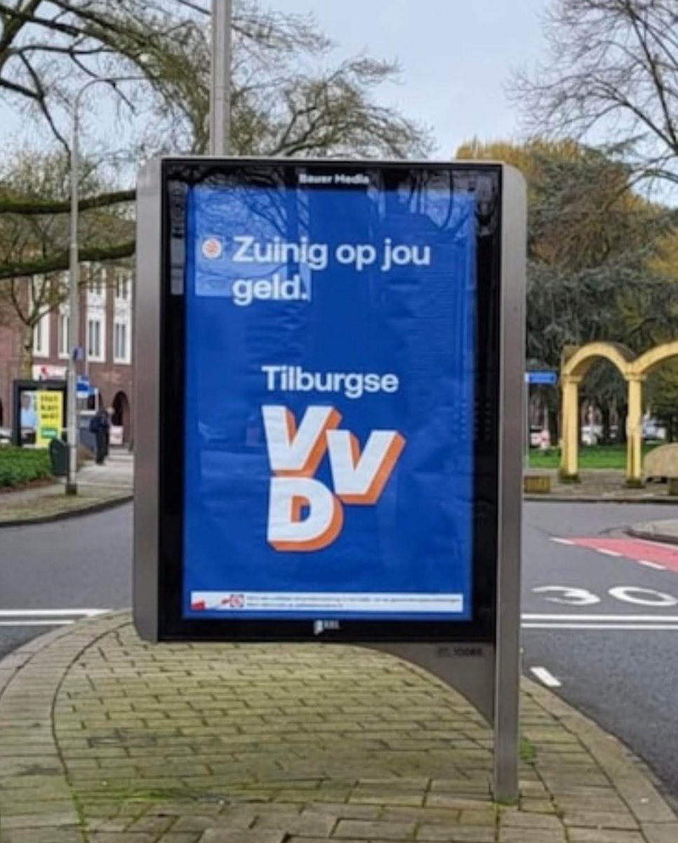MicheleReijsen's tweet photo. Degene die deze poster gemaakt heeft moeten ze een spoedcursus Nederlands laten volgen.
Wat slordig……

Soek de vaut @VVDTilburg https://t.co/Z5j5EtipDn