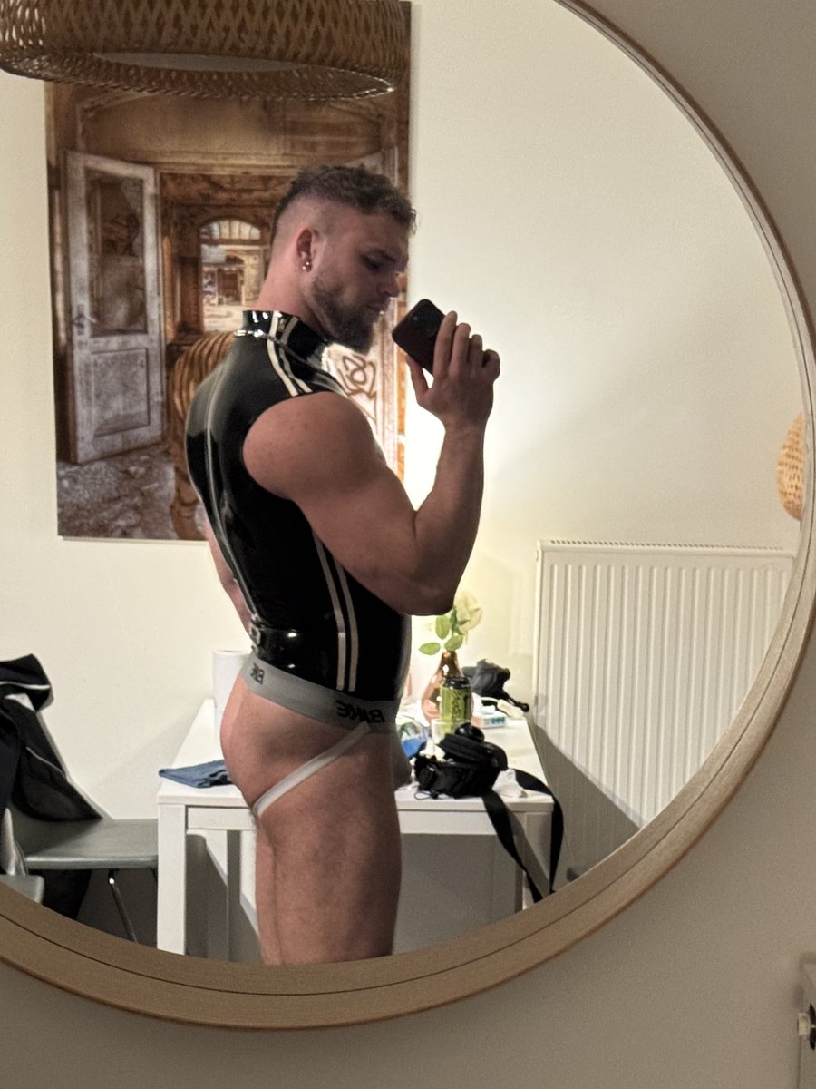 prollspain's tweet photo. How does latex fits me? 😈 https://t.co/qdnqxfxJIr