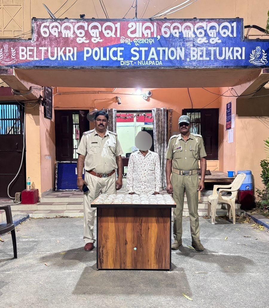 SPNUAPADA's tweet photo. 🛡️ Keeping Nuapada Safe 🛡️
During routine enforcement, Beltukuri Police seized 13 litres of OS liquor in an excise violation.
👮♂️ One accused taken into custody.
Together, we continue working for a safe and law-abiding community.
#NuapadaPolice #OdishaPolice #SafeCommunity #ExciseDrive #LawEnforcement
@DGPOdisha
@odisha_police
@CIDOdisha
@digswrkoraput
@DM_Nuapada