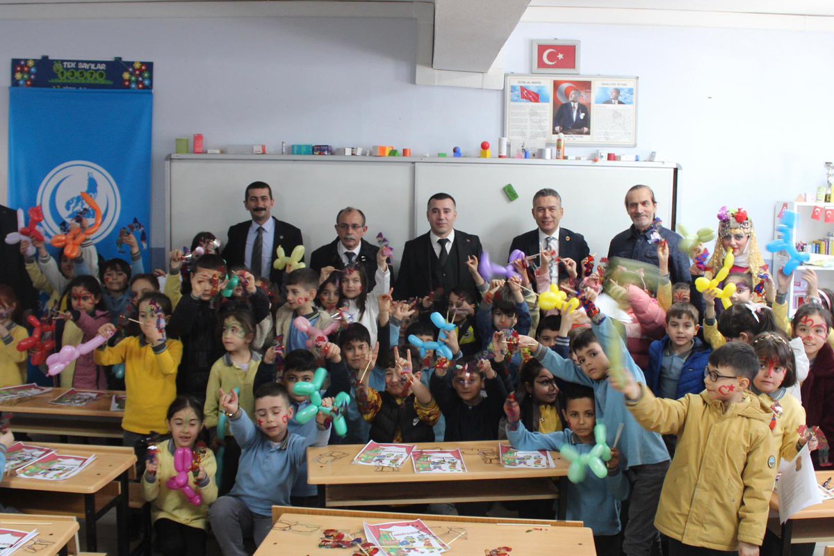 📍 AMASYA

Ülkü Ocakları olarak hazırladığımız “Karagöz’ün Türküsü” Kukla Tiyatrosu ve Karagöz Etkinlik Atölyesi, Ülkü Ocakları Amasya İl Başkanlığımızda çocuklarımızla buluştu. 🎭

Evlatlarımızın hem eğlenip hem öğrenerek geleneksel kültürümüzle tanıştığı bu anlamlı etkinlikte,