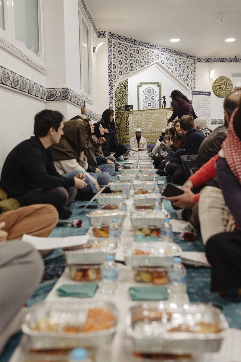 Ayer celebramos un iftar en la mezquita Baitul Mokarram de Lavapiés junto a representantes sociales, profesionales y la comunidad musulmana, fortaleciendo la convivencia y la hermandad con nuestros vecinos.

Gracias a todos por acompañarnos. 🤝
#Iftar #Lavapiés #Convivencia