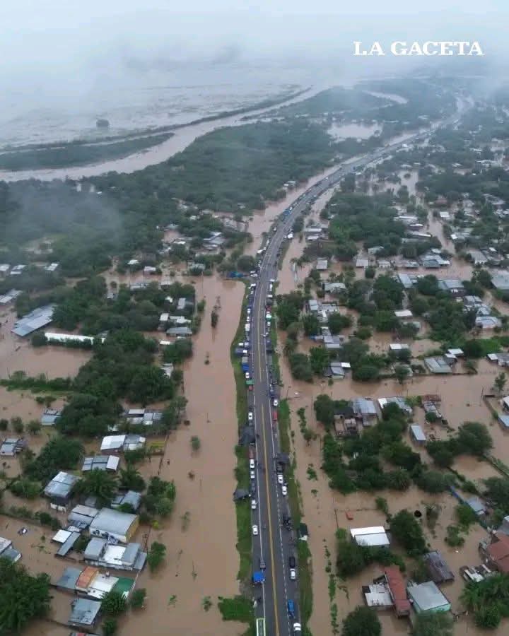 MeteoFedex's tweet photo. #URGENTE | Zona de catástrofe en el Sur de Tucumán, con lluvias récord en la zona. La capital registró 125 mm, siendo el valor más alto registrado en la historia para Marzo. Se esperan algunas tormentas en los próximos días.

📷 Así amaneció La Madrid, Tucumán. https://t.co/lC53sxAfGg