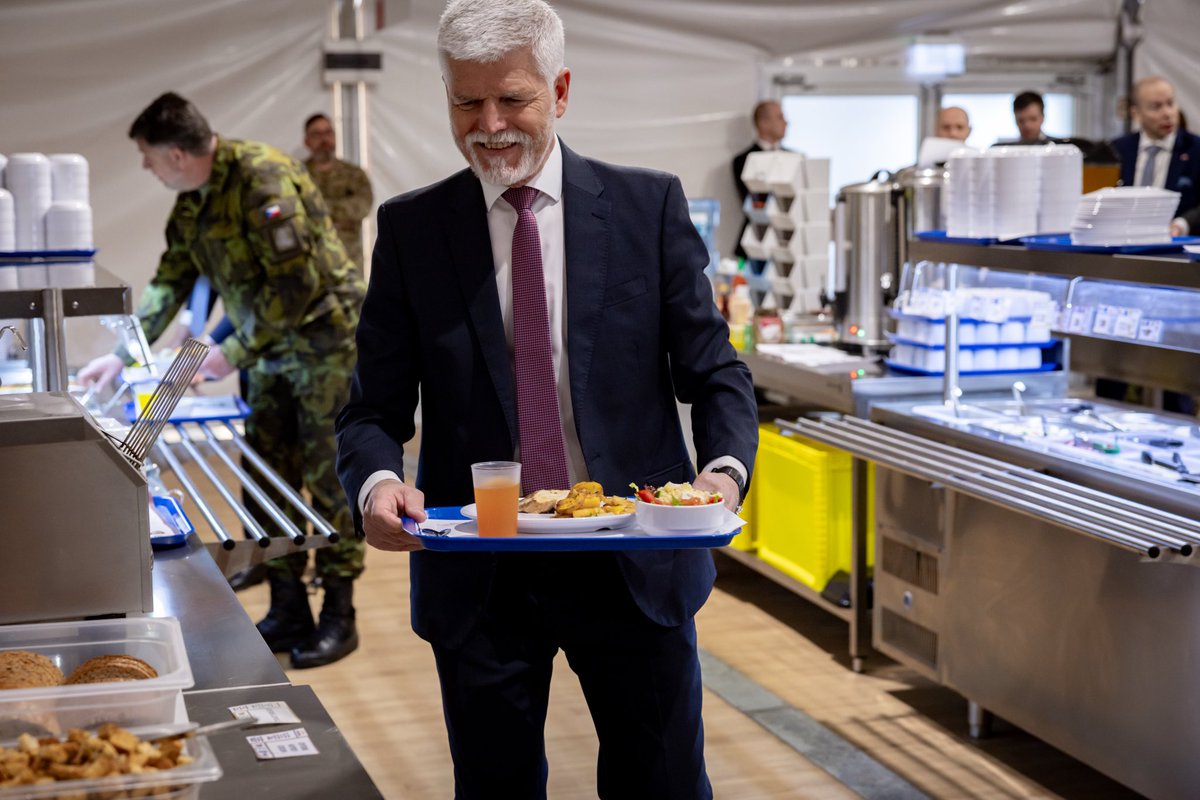 Oběd v armádní jídelně už jsem dlouho neměl. Dnes jsem si ho dal na základně Ādaži s vojáky ze 153. ženijního praporu z Olomouce. Byla to skvělá příležitost popovídat si o jejich službě tady v Lotyšsku.

Česká armáda se zde aktivně podílí na misi NATO a pomáhá posilovat