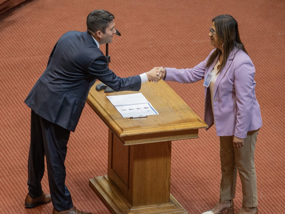 cesarvalenz's tweet photo. Hoy asumí como Diputado de la República 🇨🇱

Con humildad y convicción, llego al Congreso para trabajar por un Chile más justo 💪🏼

Gracias a todas y todos quienes hicieron posible este camino 🫂❤️ https://t.co/3nD8EIrp3U