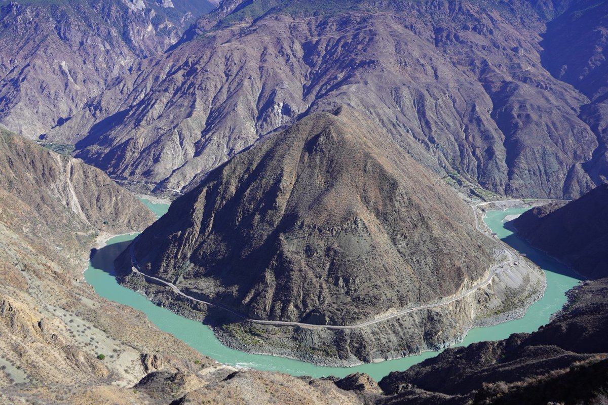 +1 คอนเฟิร์มว่ารูทนี้สวยตาแตกมาก แสงโกงมาก ท้องฟ้า ภูเขา แสงแดด สายลมที่ถูกต้อง เราจบรูทนี้ที่เต๋อชิน คุ้มค่ามากๆ 

ป.ล. ปลายเดือน 11 คือหนาวสะบัด 🤣🤣 feel like -8 แต่แดดแผดเผา