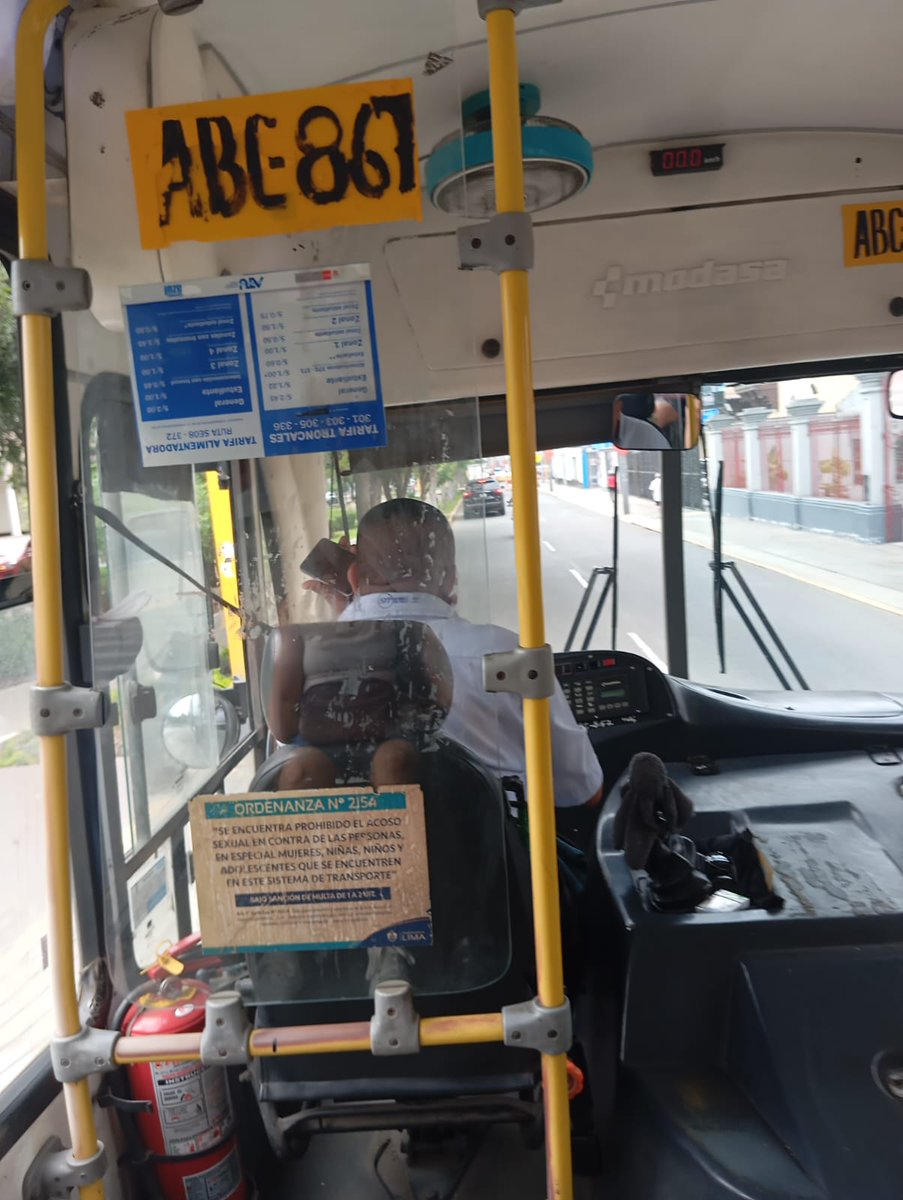 MiliValca's tweet image. @ATU_GobPeru Chófer hablando x celular mientras maneja en Av. Arequipa. #Nomas @MTC_GobPeru