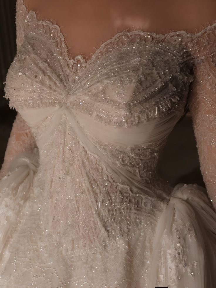 Yakışıklı mı yakışıklı, görgülü, kültürlü, sevdiği kadını gerçekten prenses gibi hissettiren, sevgisini de saygısını da açıkça gösteren bir eş… Böyle bir adam isteyen her bacıma nasip olsun inşallah 🩷