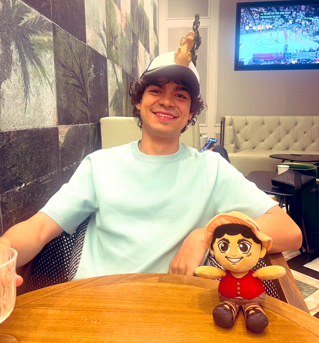 When we finished our interview, Mexican actor Iñaki Godoy asked me to take a photo of him so people “can see the Luffy plushie.” Here it is now that ONE PIECE season 2 is out. 

Check out my profile of Godoy for LA Times here: latimes.com/entertainment-…
