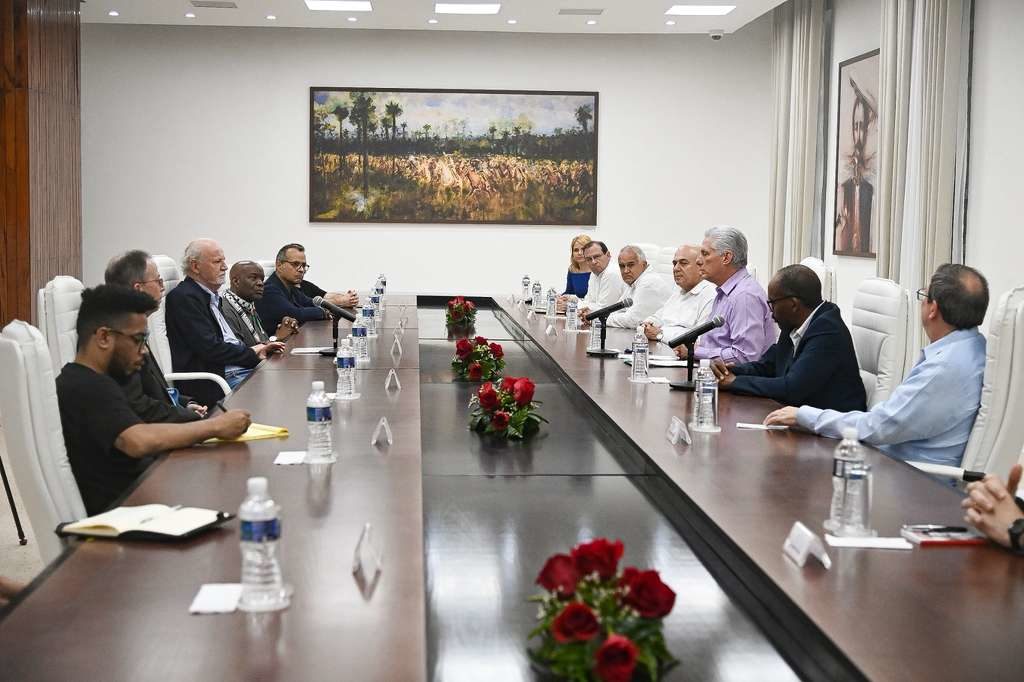 "Nunca estaremos solos en la lucha por la defensa de nuestra soberanía ante las constantes pretensiones imperiales". 
 <a href="/DiazCanelB/">Miguel Díaz-Canel Bermúdez</a>, encuentro con delegación de la Asamblea Internacional de los Pueblos. 
#CubaNoEstáSola #CubaVencerá